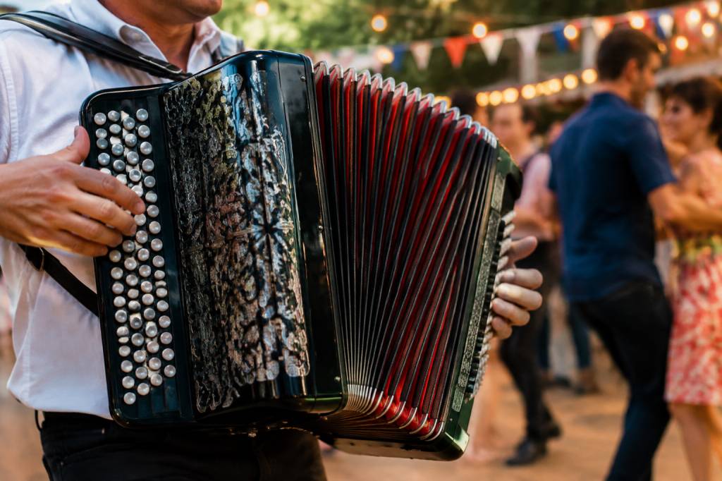 Accordéon musette connue : les airs incontournables du bal populaire